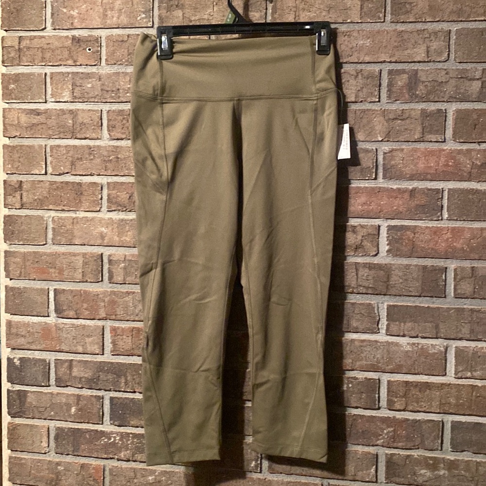 Olive green capri length leggings NWT size medium